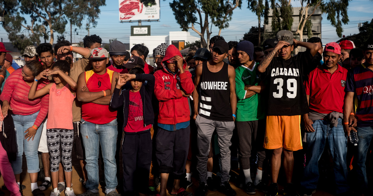 La caravana se estrella contra el muro en Tijuana